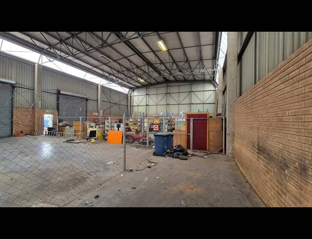 997M² WAREHOUSE TO LET IN JET PARK